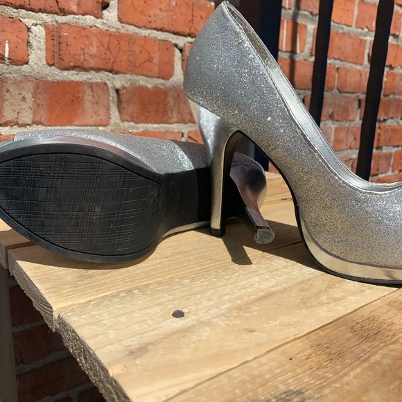 Silver heels - Picture 4 of 4